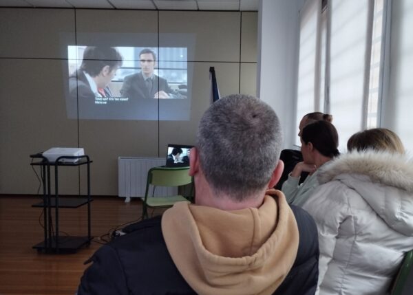 Personas viendo un vídeo formativo en Rioja Acoge
