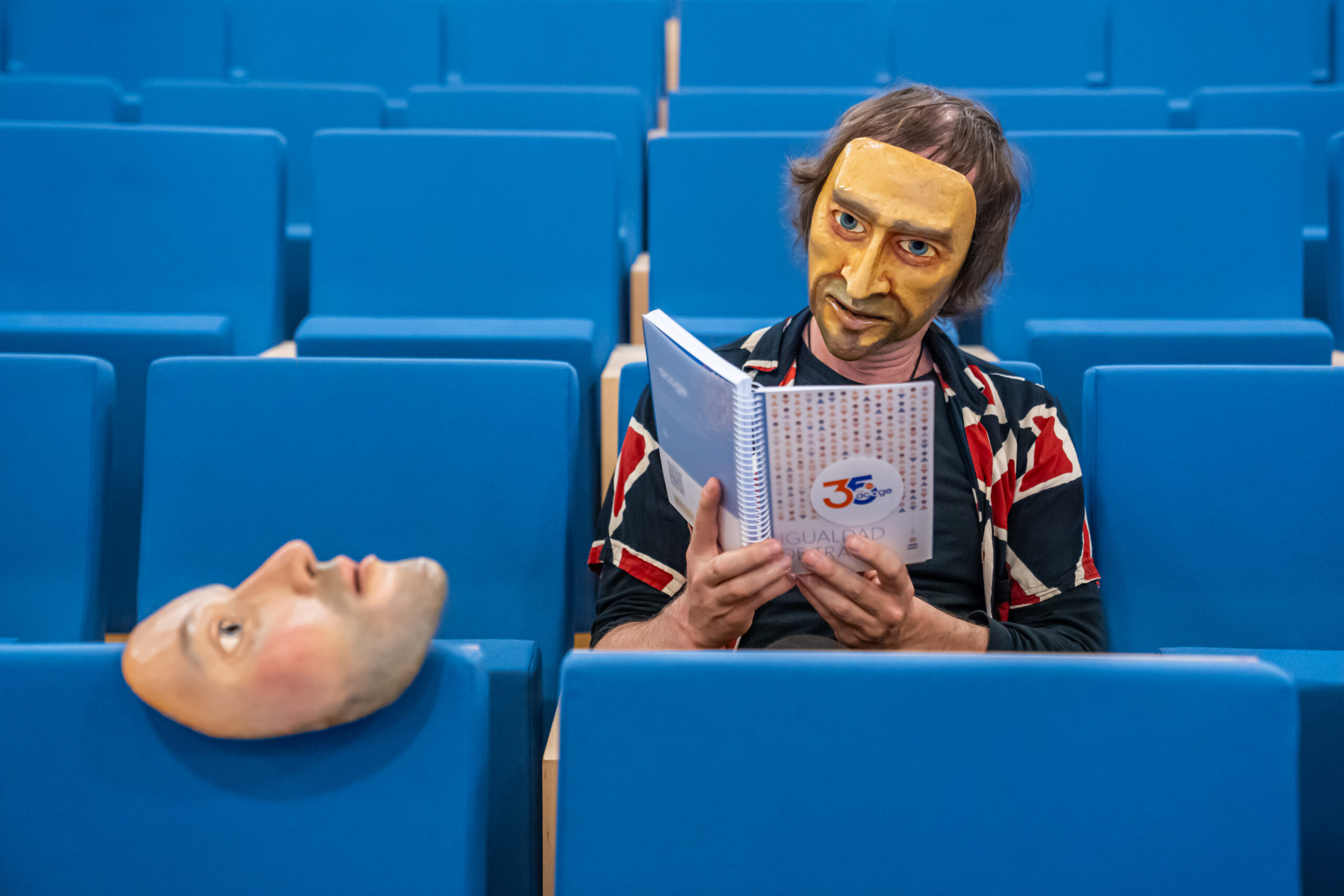 El payaso Fernando Moreno, de El Perro Azul, durante su performance muda de "clownclusiones" en el Salón de Actos de la Biblioteca Rafael Azcona