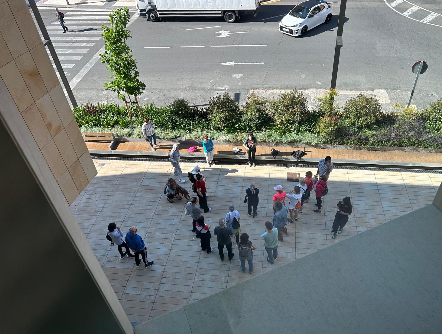 Punto de encuentro en el Centro de Salud La Villanueva para iniciar el Paseo Saludable por el Día de la Diversidad