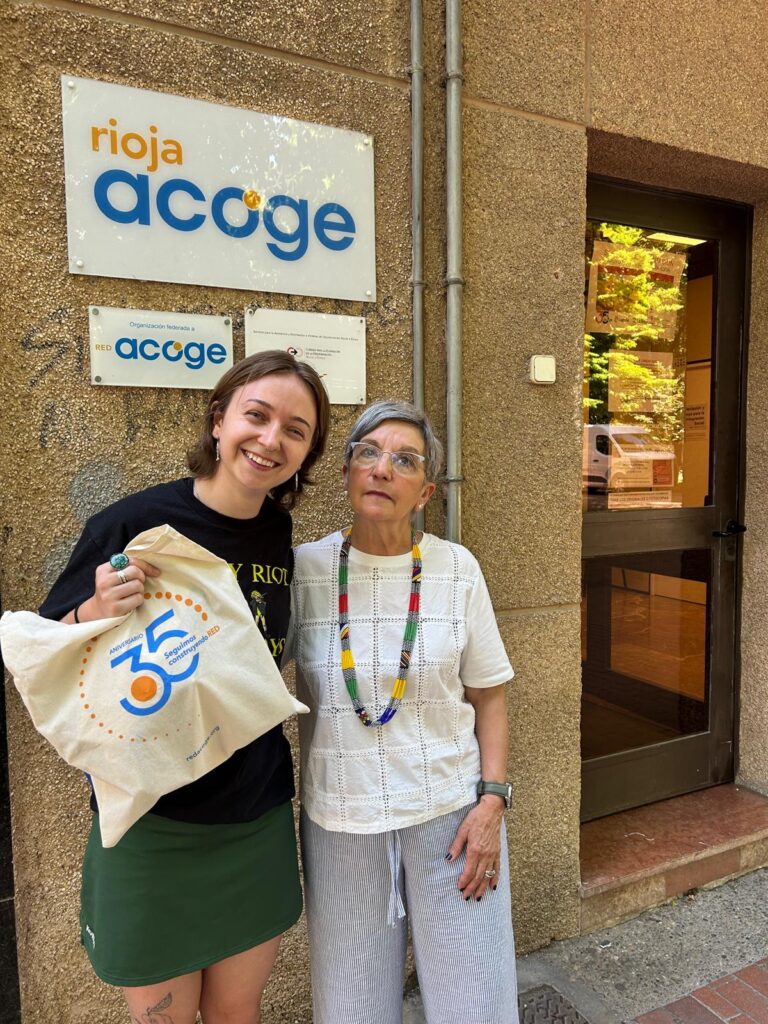 Colaboradora junto a la presidenta de Rioja Acoge al hacer entrega de lo recaudado por la Valvanerada 2026