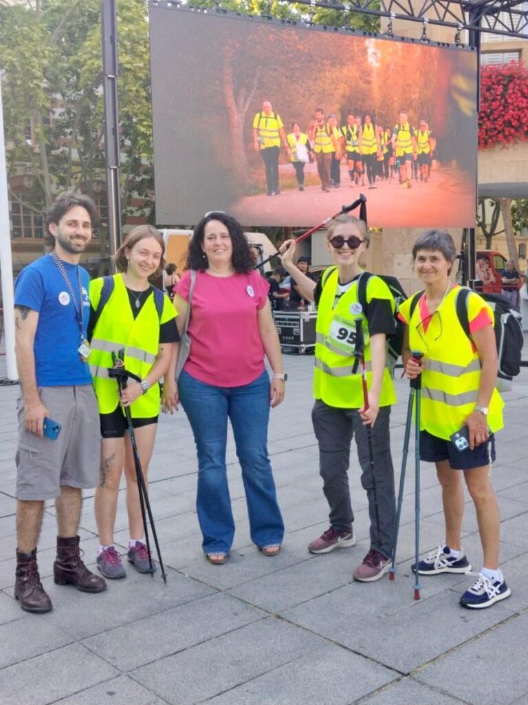 Colaboradora junto a su familia y una representante de Rioja Acoge antes de iniciar el recorrido de la Valvanerada 2026