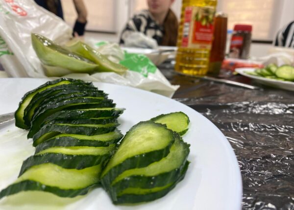 Trozos de pepino. Un aliado natural excelente para el cuidado de la piel gracias a su alto contenido de agua y propiedades antioxidantes