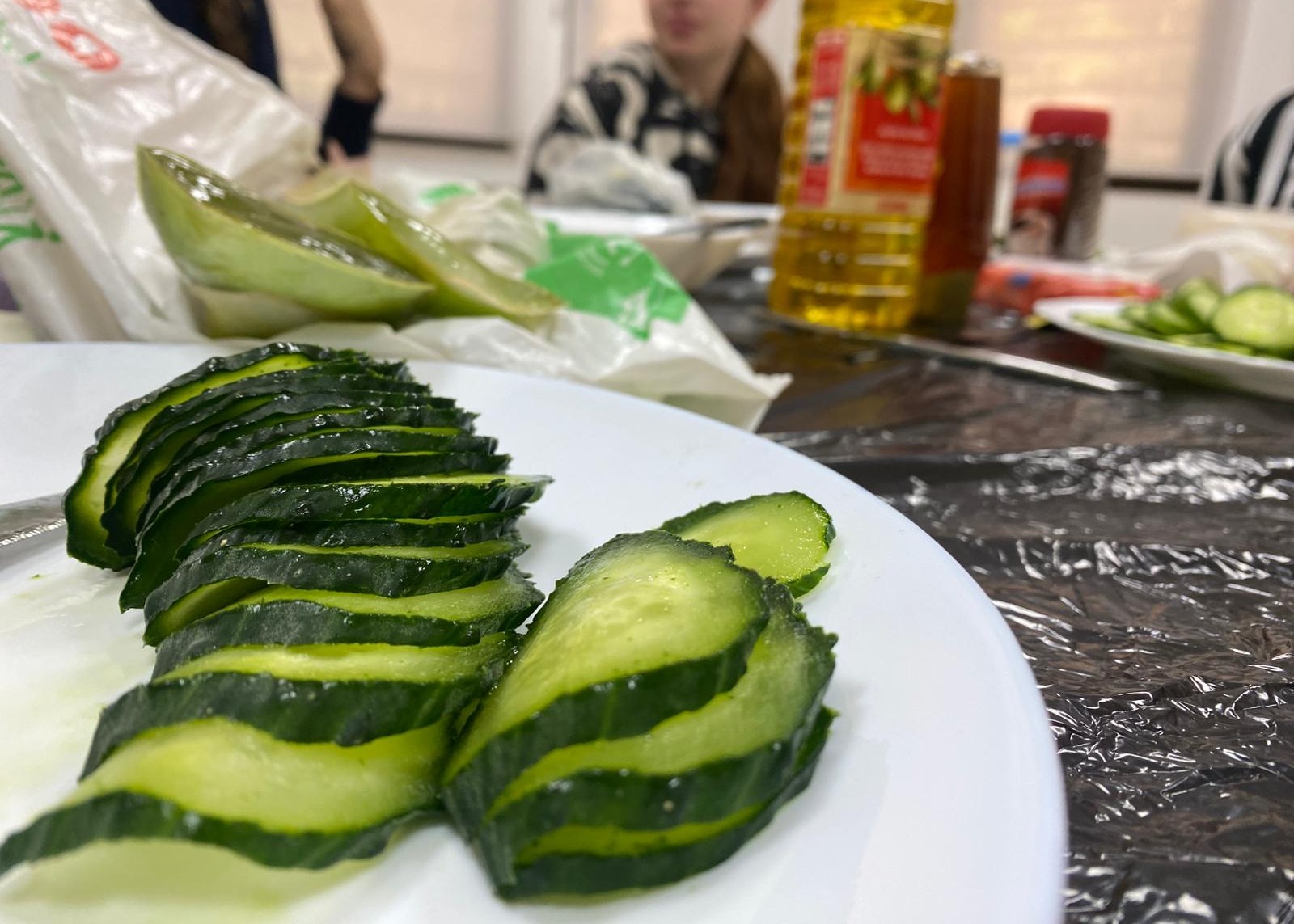 Trozos de pepino. Un aliado natural excelente para el cuidado de la piel gracias a su alto contenido de agua y propiedades antioxidantes