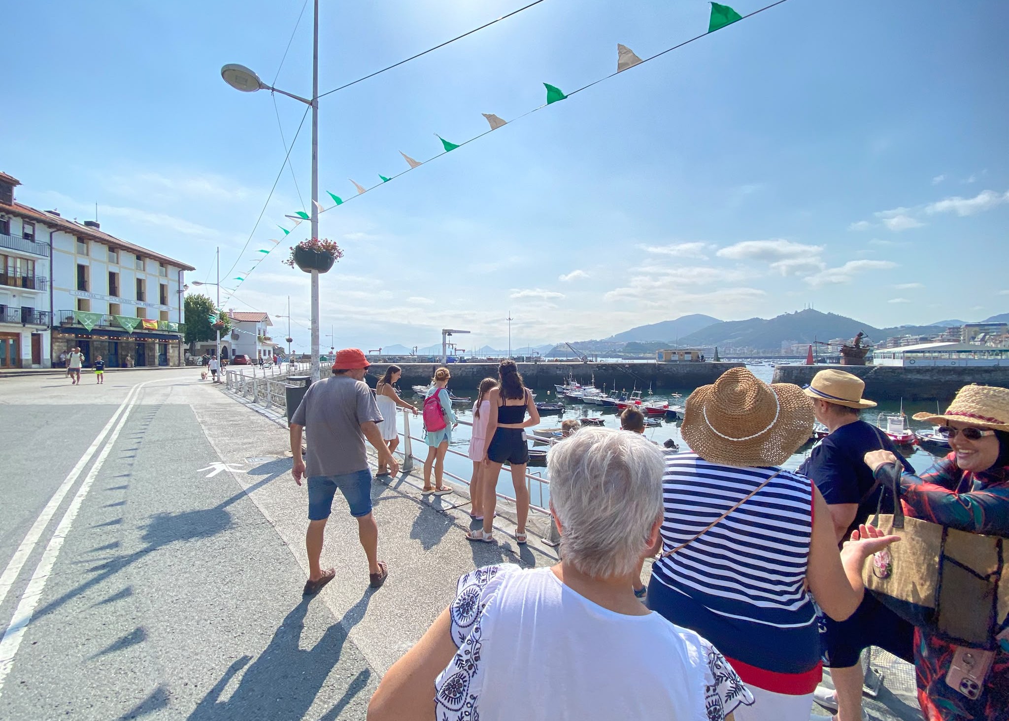 Grupo de personas paseando por Castro Urdiales un día de verano