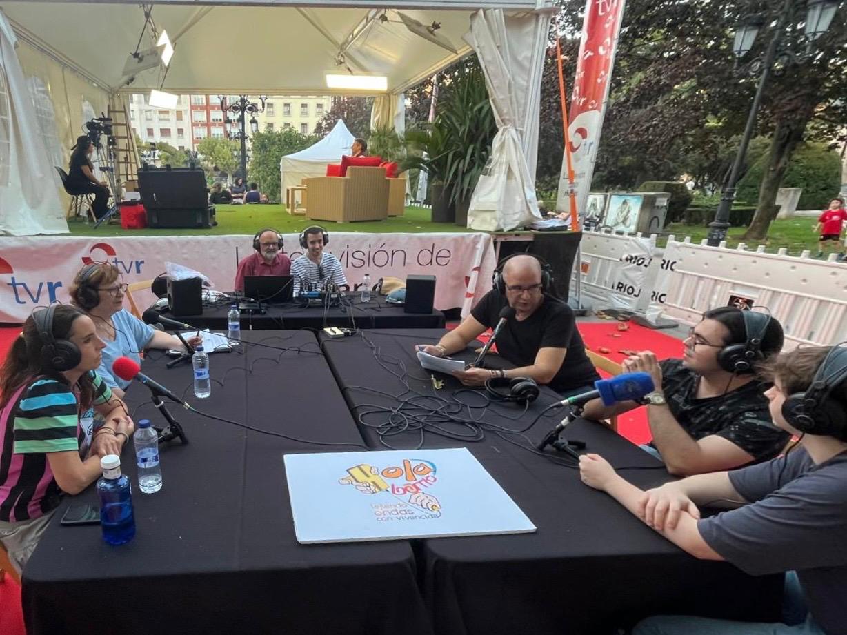 Grupo de la Radio Comunitaria Hola Barrio en directo por La Noche Europea de los Investigadores/as. 2026