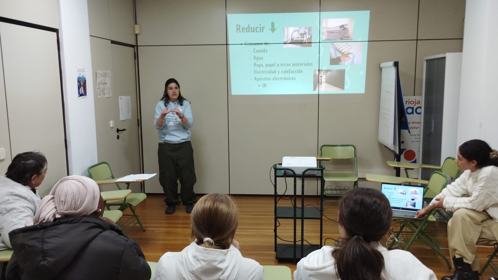 Personas participan en el taller de gestión medioambiental y sostenibilidad en Rioja Acoge