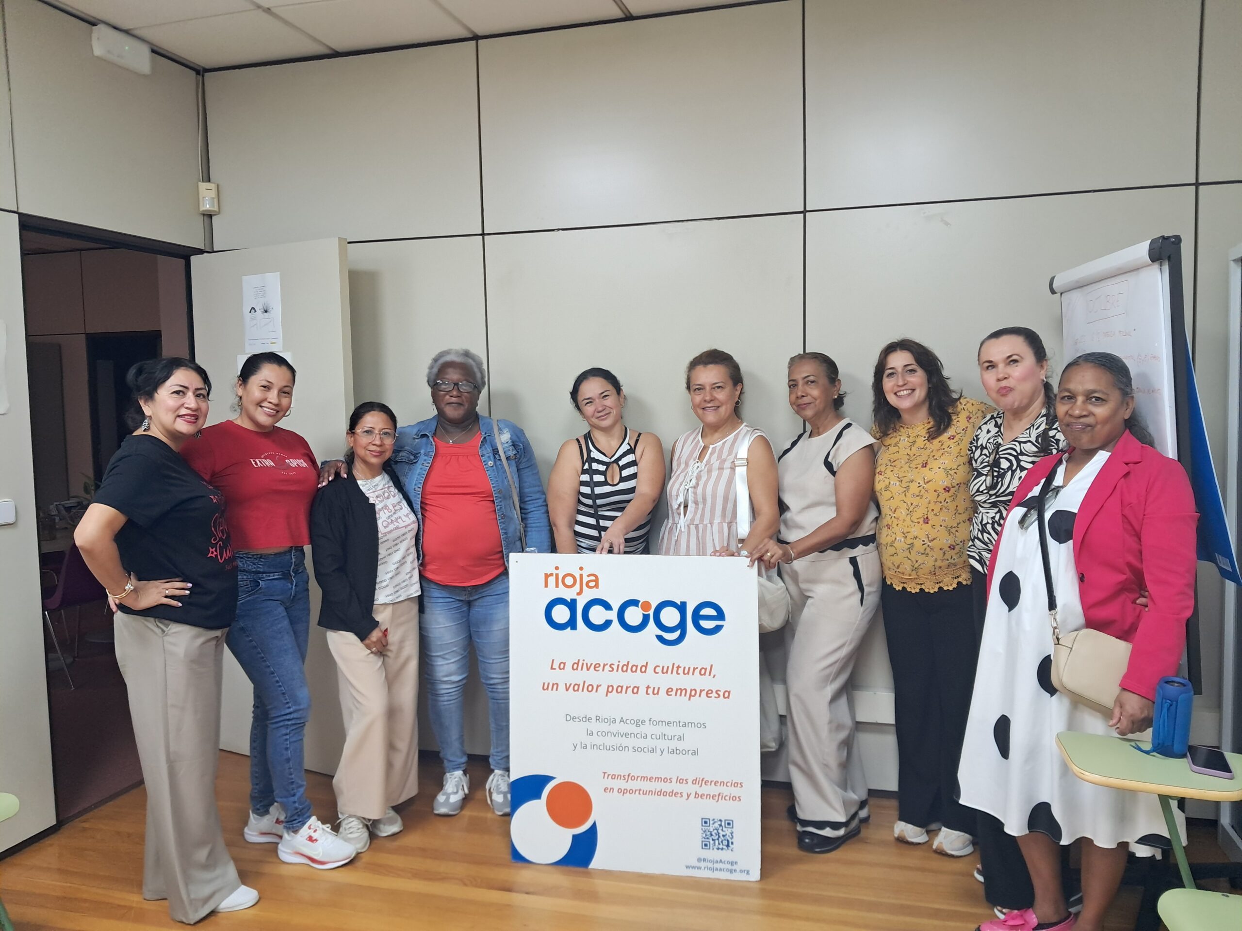 Parte del grupo de mujeres migrantes Toderas por Derechos en una formación en Rioja Acoge